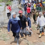 Jalan kaki melewati medan yang terjal, Gubernur Khofifah turun langsung meninjau titik-titik yang terdampak bencana banjir bandang.