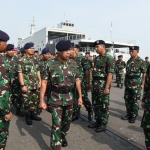 Pangkoarmada II Laksda TNI Mintoro Yulianto saat melakukan inspeksi pasukan. 
