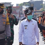 Wakil Wali Kota Batu H. Punjul Santoso bersama Kapolres Batu AKBP Catur C Wibowo saat melakukan pemantauan Apel Gelar Pasukan Operasi Ketupat Semeru 2021 di Alun-Alun Kota Batu, Rabu (5/5/2021) pagi. (foto: ist)