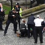 Teroris bersenjatakan pedang, yang berhasil dilumpuhkan polisi. foto: telegraph.co.uk