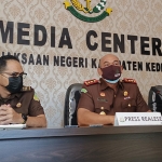 Kepala Kejaksaan Negeri Kabupaten Kediri Sri Kuncoro, S.H., M.H. (tengah), saat menggelar jumpa pers di Media Center Kantor Kejari Kabupaten Kediri, didampingi Kasi Intel Roni, S.H. (kanan), Rabu (21/7/2021). (foto: MUJI HARJITA/BANGSAONLINE)