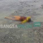 Jasad nenek pikun sebelum dievakuasi. foto: suwandi/ BANGSAONLINE