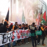 Aksi Boro Mania, saat demo di depan kantor Pemkab Bojonegoro sambil menyalakan flare. foto: EKY NYRHADI/ BANGSAONLINE