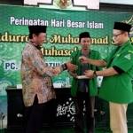 H. Fathul Huda saat memberikan kontak mobil kepada Ketua Ansor Tuban. foto: suwandi/ BANGSAONLINE