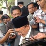 Bupati Sumenep, Dr. Abuya Busyro Karim saat memberikan keterangan.