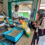 Nampak, Toko Beras Beras Bulog TPK Edi Santoso di Pasar Kedung Maling Brangkal Kabupaten Mojokerto.