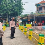 Polsek Krian menghentikan kegiatan tasyakuran yang digelar Kepala Desa Sidomulyo Terpilih Kunadi. (foto: ist)