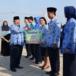 Bupati Madiun saat menyerahkan rewards kepada siswa-siswi dan guru yang berprestasi.
