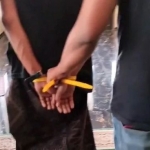 Pelaku (tangan diikat) saat digelandang oleh anggota Reskrim Polres Bangkalan