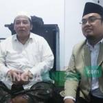 Ketua Tanfidziyah PCNU Bondowoso KH. Qadir Syam yang didampingi Ketua LP Ma’arif Bondowoso, M. Saiful Bahar, M.Si saat menjelaskan soal dana hibah. foto: sugianto/ BANGSAONLINE