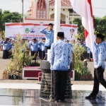 Prosesi pengibaran bendera merah putih dalam Upacara Peringatan Hari Korpri ke-48, Hari PGRI ke-74, dan HUT DWP ke-20.