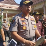 Kapolres Lamongan AKBP Feby Hutagalung didampingi Bupati Fadeli memberikan keterangan pers.