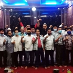 Gus Yani bersama para pimpinan dan anggota 6 fraksi DPRD Gresik usai mengadakan pertemuan. foto: ist.