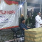 ?Kades Sembayat saat mengukuhkan Sekdes hasil P3D. Foto: SYUHUD A/BANGSAONLINE
