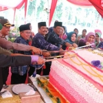 Bupati Sambari HR dan Wabup Moh. Qosim bersama pejabat Forkopimda memotong kue Ultah Pemkab Gresik.