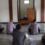 Suasana ketika personel Polres Ngawi mengikuti Bimbingan Rohani dan Mental di Masjid Miftahul Huda.