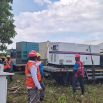 Petugas PLN UP3 Madura ketika melakukan siaga sistem kelistrikan.