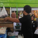 Plt Wali Kota Malang Wahid Wahyudi, saat menanyakan harga telur ke pedagang di pasar Oro Oro Dowo, Rabu (2/5). Foto: IWAN I/BANGSAONLINE