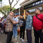 Pj. Wali Kota Aries Agung Paewai saat membagikan bingkisan lebaran kepada 94 orang penjaga sekolah se-Kota Batu, Jumat (5/4/2024).