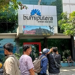 Kantor AJB Bumiputera Kediri yang menjadi sasaran nasabah AJB Bumiputera. foto: MUJI HARJITA/ BANGSAONLINE