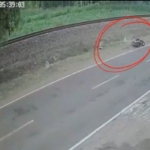 Tangkapan layar rekaman CCTV saat detik-detik pemotor terpelanting usai disenggol truk yang diduga ugal-ugalan.