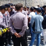 Massa saat melakukan aksi di kantor DPMPTSP, Islamic Center Pamekasan.?