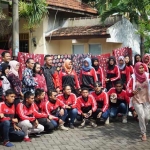 FOTO BERSAMA: Peserta Kirab Pemuda 2017 usai belajar batik khas Sidoarjo, di Rumah Batik Al-Huda, Sidokare Sidoarjo, Kamis (30/11). foto istimewa