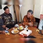 Ketua DPD PDIP Jatim Kusnadi (dua dari kanan) berbincang dengan Ketua DPRD Fandi Akhmad Yani saat berkunjung di kantor PDIP Gresik. foto: SYUHUD/ BANGSAONLINE