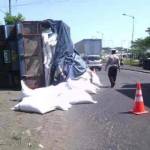 Kecelakaan beruntun di timur flyover Trosobo yang menyebabkan truk terguling dan muatannya berserakan. foto: khumaidi/BANGSAONLINE