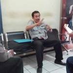 Sariono, pegawai PT SI ketika melaporkan Kabiro Personalia PT Semen Indonesia (SI), Halim Alfatah ke Mapolsek Kebomas. foto: syuhud/BANGSAONLINE