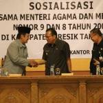 Penjabat Bupati Gresik, Akmal Boedianto ketika membuka sosialisasi FKUB. foto: syuhud/BANGSAONLINE