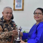 Plt Bupati Malang saat menerima piala penghargaan dari Menteri PPPA Yohana Yembise.