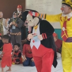 Anak-anak korban erupsi Semeru saat mendapat hiburan dari Tim Trauma Healing FPK Jatim.