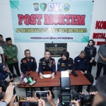 Kabiddokkes Polda Jatim Kombes Pol. Dr. dr. Mohammad Khusnan Marzuki, memberikan keterangan tentang Jenasah yang telah diidentifikasi 