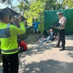 Kondisi truk saat terguling dan hendak dievakuasi oleh Unit Gakkum Polres Trenggalek.