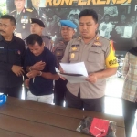 Kapolres Trenggalek AKBP Didit B.W.S menunjukkan pelaku berikut barang bukti.