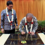 Penandatanganan prasasti oleh Wakil Wali Kota Pasuruan, II Kepala Sub Direktorat Penataan Lembaga Direkrorat Kelembagaan Kemenristek Dikti disaksikan oleh Rektor Universitas Jember, Sekretaris DPRD, dan Kajari.