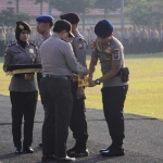 Kapolda Jatim Irjen Pol Machfud Arifin memasang tanda operasi Praja Semeru 2018 pada tangan salah satu anggota tim operasi.