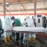 Tim Rumah Sakit Syamrabu saat menggelar simulasi pemulasaran jenazah Covid-19 di Pendopo Agung Bangkalan, Kamis (11/6/2020).