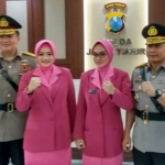 Brigjen Pol M Iqbal saat foto bersama Brigjen Pol Toni Hermanto, ditemani para istri.