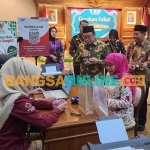 Gubernur Khofifah saat membayar zakat. Foto: DEVI FITRI AFRIYANTI/BANGSAONLINE