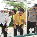 Mentan, Syahrul Yasin Limpo, didampingi Dirut Petrokimia Gresik, Dwi Satriyo Annurogo, saat melihat budi daya tanaman. Foto: Ist