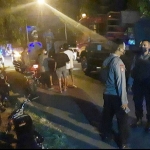 Jajaran Satlantas Polres Tuban membubarkan kerumunan pemuda di Jalan Soekarno-Hatta, Kabupaten Tuban.