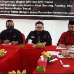 Hanindhito Himawan Pramana (tengah) diapit Plt. Ketua DPC PDIP Kabupaten Kediri, Budi Sulistyono dan Sekretaris Dodi Purwanto, serta jajarannya. foto: MUJI HARJITA/ BANGSAONLINE