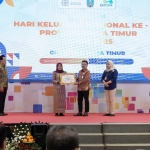 Wakil Bupati Kediri Dewi Mariya Ulfa saat menerima Piagam Penghargaan. (Ist). 