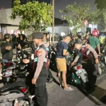 Petugas dari Polrestabes Surabaya saat menggelar razia.