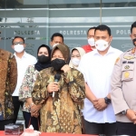 Menteri Sosial Tri Rismaharini mendatangi Polresta Sidoarjo bertemu dengan Bupati Sidoarjo Ahmad Muhdlor Ali terkait kasus kekerasan pada anak.