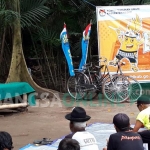 Komisioner Divisi Teknis KPU Kabupaten Kediri, Anwar Anshori, Minggu (9/2), saat menyosialisasikan Pilbup Kediri di hadapan anggota Kosti Kediri. foto: MUJI HARJITA/ BANGSAONLINE