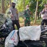 Kondisi mayat perempuan ditemukan terbungkus karung di atas motor.