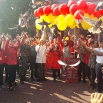 Forkopimda saat hendak memberangkatkan kirab budaya Harmoni Nusantara di Kota Mojokerto. Foto: YUDI EP/BANGSAONLINE